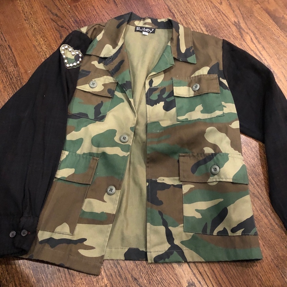Jr camouflage jacket by Rothco camouflage- size M 🖤🌟